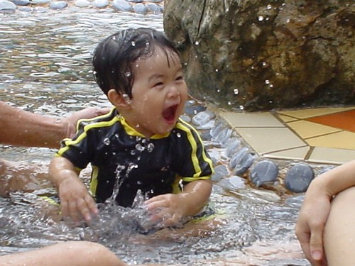 Xiao Bu Dian having fun at the pool~~