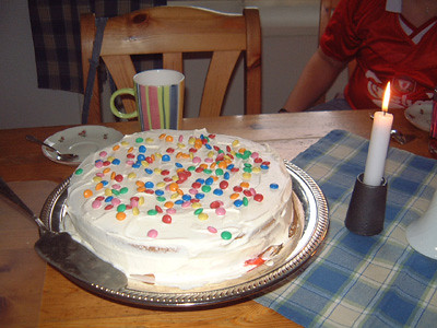 Idag fyllde F 10 år! Tårta!